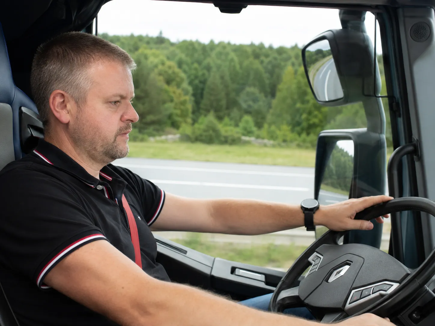 Convoyeur expert au volant d'un poids lourd Renault Trucks - Expertise Convoyage